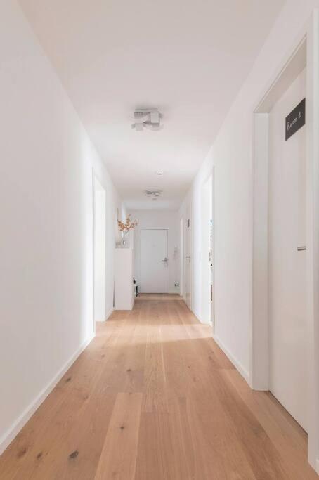 Modern Home In Central Берлин Экстерьер фото