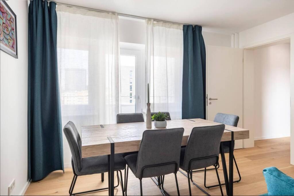 Modern Home In Central Берлин Экстерьер фото