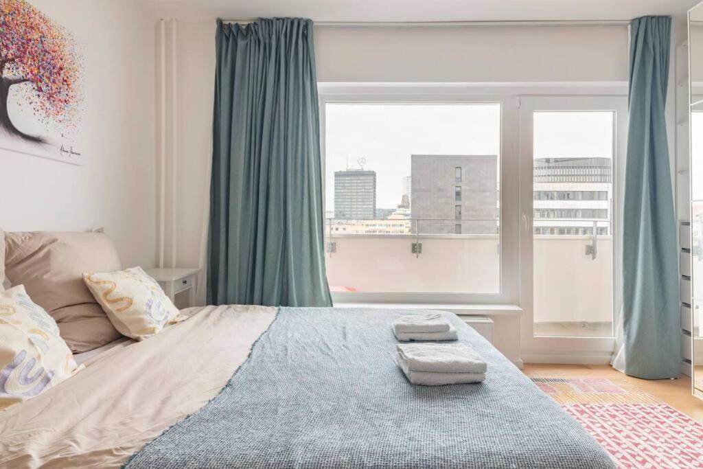Modern Home In Central Берлин Экстерьер фото